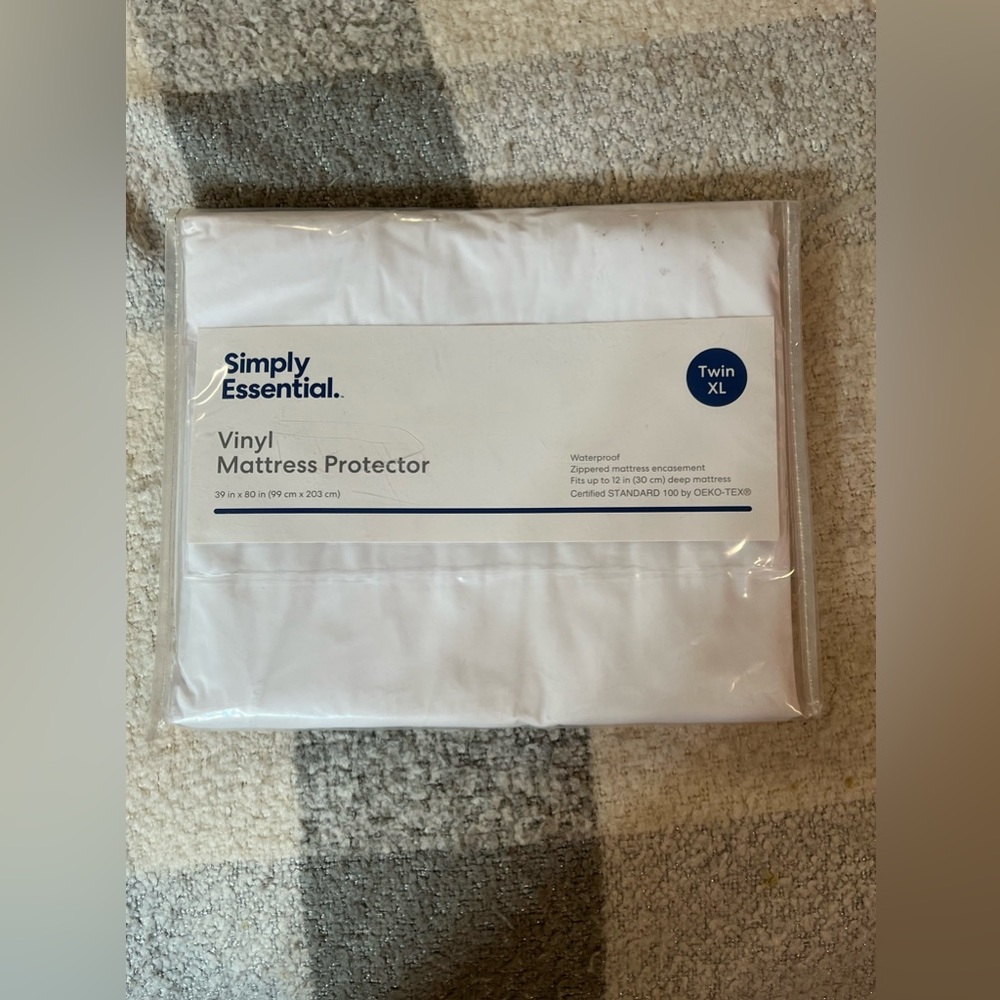 NWT Twin XL Mattress Cover